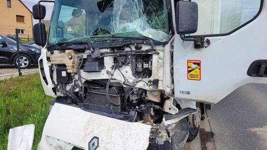 Na zdjęciu zniszczony samochód ciężarowy po kolizji w miejscowości Targowisko
