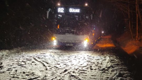 Komunikacyjny paraliż w gminie Skała. Autobus z pasażerami uwięziony, drogowców brak [FOTO, FILMY]