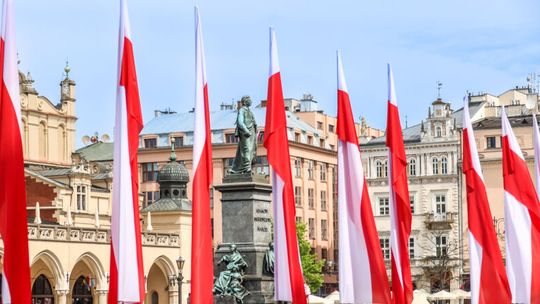 Na zdjęciu Kraków ubrany w biało-czerwone barwy