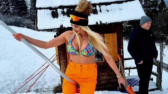 Niedzica, Polana Sosny w Niedzicy, morsowanie na nartach, zjazd na nartach w strojach kąpielowych, stroje kąpielowe