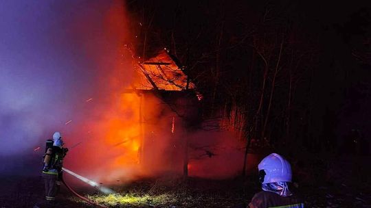Rudno, pożar w Rudnie, akcja gaśnicza w powiecie krakowskim, zastępy straży pożarnej, strażacy, pożar stodoły, nocny pożar w Rudnie