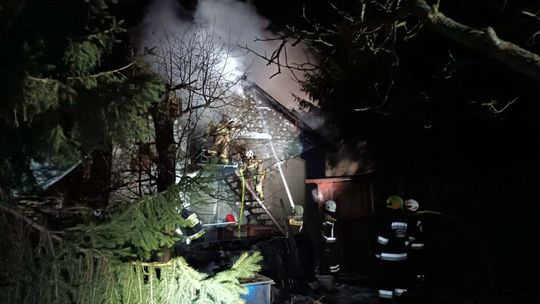 Pożar, straż pożarna, powiat Bocheński, na sygnale, pożar budynku gospodarczych, pożar w budynku gospodarczego, 50 indyków spłonęło w pożarze, pożar w Dębinie