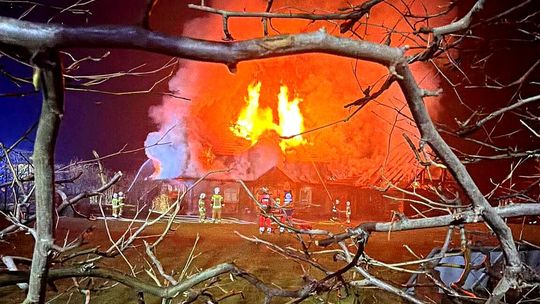 Głogoczów, ogromny pożar w głogoczowie, powiat myślenicki, straż pożarna, duży pożar w głogoczowie, pożar budynku drewnianego, akcja gaśnicza