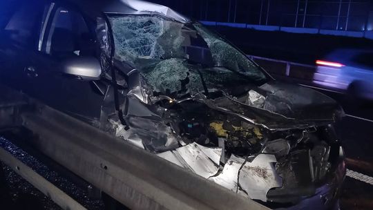 Kraków, autostrada a4, a4, zderzenie samochodu osobowego z ciężarowym na a4, utrudnienia na autostradzie a4, nocny wypadek na autostradzie a4