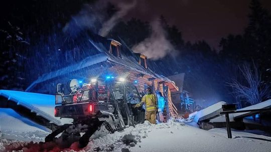 Nocny pożar budynku mieszkalnego w Zakopanem. Walka z żywiołem w trudnych warunkach [FOTO]