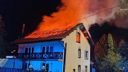 Tenczynek, pożar domu jednorodzinnego, pożar w powiecie krakowskim, akcja gaśnicza strażaków, na sygnale