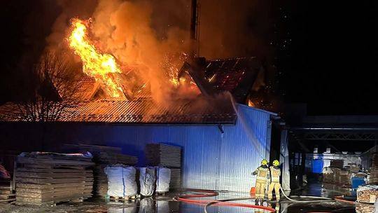 Pożar stolarni w Jabłonce, duży pożar w Jabłonce, nocny pożar w Jabłonce, Orawa, powiat nowotarski, Podhale, nocna akcja strażaków, pożar