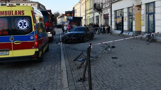 Nowy Sącz: 22-latek wjechał BMW na chodnik. Grozi mu 8 lat więzienia [FILM]