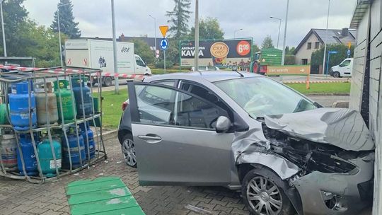 Oświęcim: Samochód wypadł z drogi i uderzył w butle z gazem [ZDJĘCIA]
