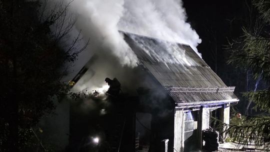 Otwarty pożar garażu w Zakopanem. Na miejsce skierowano dwa zastępy straży [ZDJĘCIA]