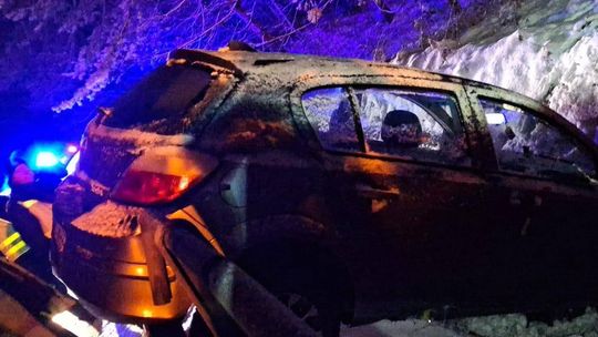 Kosmolów, powiat olkuski, trudne warunki na drogach powiatu olkuskiego, Olkusz, droga wojewódzka, akcja ratunkowa, akcja ratownicza