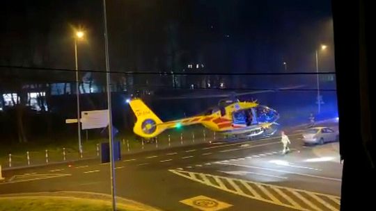 Wypadek, potrącenie pieszego, pieszy w poważnym stanie trafił do szpitala, dramatyczna akcja ratunkowa, Bronowice, Kraków, lotnicze pogotowie ratunkowe, śmigłowiec LPR