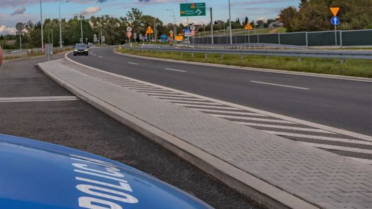 Brzeszcze, trasa S1 w Brzeszczach, powiat oświęcimski, na sygnale, akcja policji, policja, pijana kobieta, pijana rowerzystka