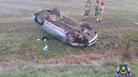 Pijany kierowca rozbił samochód w Kończyskach. Auto wylądowało na dachu [FOTO]