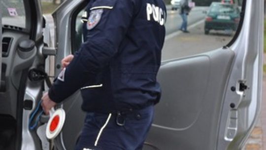 Na zdjęciu funkcjonariusz Policji podczas kontroli drogowej