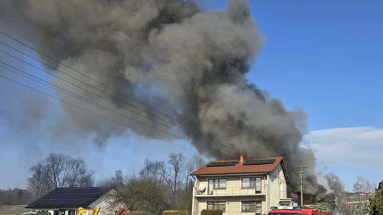 Jurków, powiat brzeski, Brzesko, pożar budynku gospodarczego, straż pożarna, strażacy, akcja gaśnicza