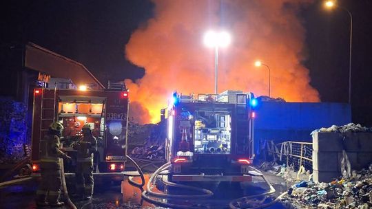 pożar na Lubelszczyźnie, pożar w miejscowości Bełżycach, Bełżyce, powiat lubelski, pożar sortowni śmieci, pożar wysypiska śmieci, na sygnale, straż pożarna