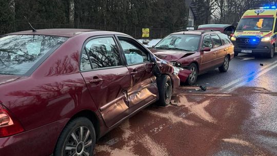 Krzeszowice, powiat krakowski, wypadek drogowy, na sygnale, zderzenie dwóch samochodów osobowych, akcja ratunkowa, straż pożarna