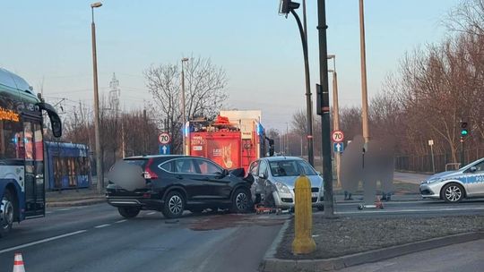 Kraków, Aleja Pokoju w Krakowie, kolizja drogowa, wypadek drogowy, na sygnale, utrudnienia drogowe w Krakowie