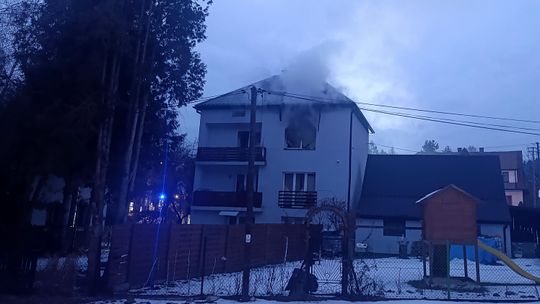 Rabka-Zdrój, pożar budynku mieszkalnego, pożar w rabce-zdroju, Podhale, straż pożarna, strażacy, akcja gaśnicza, działania strażaków, pożar na ulicy Poniatowskiego w Rabce-Zdroju, pożar w dzielnicy Słone