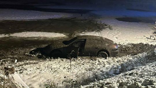 Grojec, powiat oświęcimski, Oświęcim, na sygnale, samochód osobowy wpadł do stawu, akcja ratunkowa, akcja ratownicza