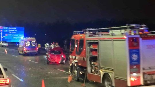 Kraków, obwodnica w Krakowie, wypadek przy węźle Łagiewniki, zderzenie trzech samochodów, wypadek drogowy, wypadek na autostradzie A4