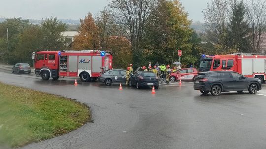 Olkusz, powiat olkuski, wypadek drogowy, niebezpieczne skrzyżowanie, skrzyżowanie ulic, wypadek na skrzyżowaniu ulic, akcja ratunkowa, akcja ratownicza