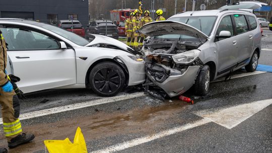 Wieliczka, wypadek, wypadek drogowy, zderzenie samochodów, groźny wypadek w Wieliczce, na sygnale, akcja ratunkowa
