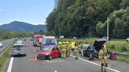 Wypadek, powiat myślenicki, Pcim, wypadek na Zakopiance, utrudnienia w ruchu, na sygnale, akcja ratunkowa