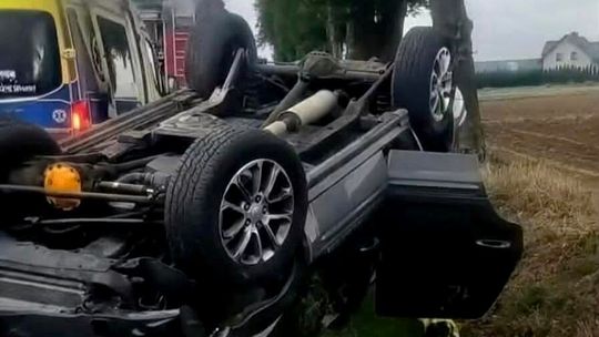 Poważny wypadek pod Miechowem. Auto dachowało, lądował LPR [ZDJĘCIA]