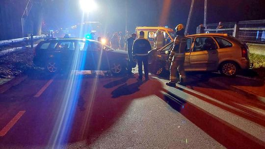 Wypadek drogowy, powiat olkuski, Olkusz, akcja ratunkowa, zderzenie dwóch samochodów, dwie osoby poszkodowane