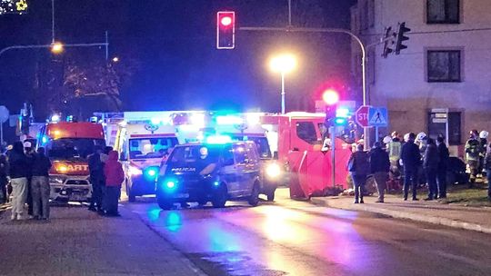 Słomniki, skrzyżowanie w Słomnikach, wypadek drogowy, wypadek w Słomnikach, akcja ratunkowa, akcja ratownicza, dwie osoby zostały ranne, dwie osoby w szpitalu