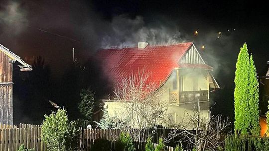 Szczawnica, pożar w Szczawnicy, pożar budynku mieszkalnego w Szczawnicy, akcja gaśnicza, na zdjęciu budynek mieszkalny objęty pożarem, Podhale, powiat nowotarski