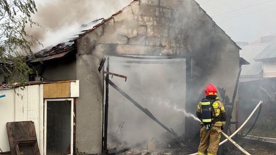 Dąbrowa Tarnowska, na sygnale, pożar garażu, akcja gaśnicza, straż pożarna, strażacy, akcja gaśnicza