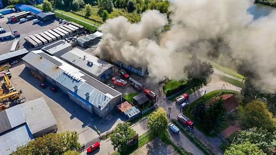Pożar hali w Nowej Hucie. Ponad 40 strażaków w akcji [ZDJĘCIA]