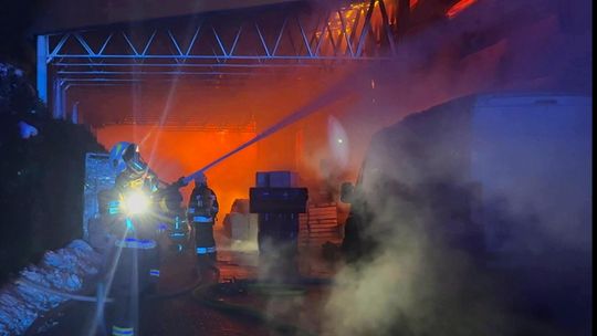 Skawina, ogromny pożar hali, gmina Skawina, akcja strażaków, akcja gaśnicza pożaru hali