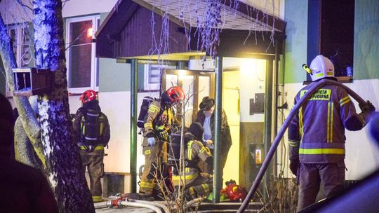Olkusz, pożar mieszkania w Olkuszu,, pożar na Osiedlu Młodych w Olkuszu, straż pożarna, akcja ratunkowa, akcja gaśnicza