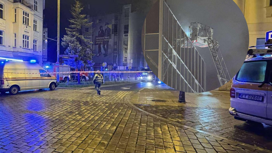 Tarnów, ulica Nowy Świat, pożar budynku handlowo-usługowego, na sygnale, akcja ratownicza, akcja ratunkowa, straż pożarna, strażacy