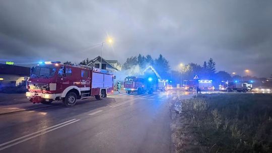 Pożar pustostanu w Skawinie. Na miejscu działało kilka zastępów straży [ZDJĘCIA]