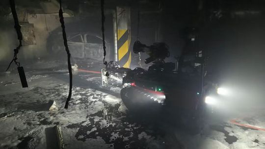 Pożar samochodu elektrycznego w garażu podziemnym w Krakowie. Ewakuowano 258 osób [FOTO]