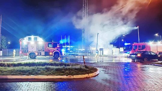 Na zdjęciu strażacy walczący z pożarem wędzarni w Bolesławiu