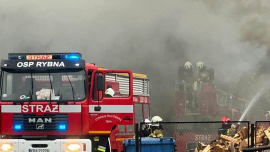 Pożar zakładu mięsnego w Rybnej pod Krakowem. W akcji 8 zastępów straży [ZDJĘCIA]