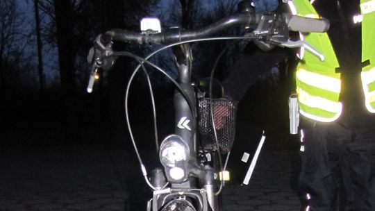 Rajd pijanej 66-latki na rowerze w Grojcu. Mając 2,5 promila wjechała do przydrożnego rowu