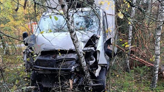 Samochód dostawczy wypadł z drogi w Kluczach. Interweniowały służby