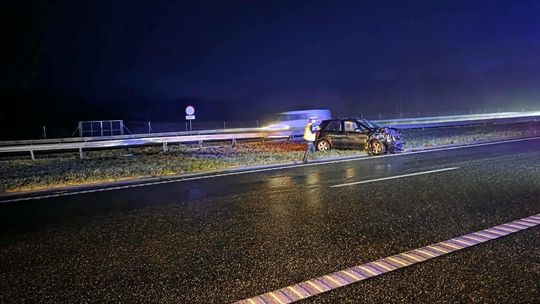 Samochód osobowy uderzył w bariery energochłonne na autostradzie A4