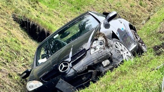 Samochód osobowy w rowie na DK 94 w Dębnie. Brak osób poszkodowanych [FOTO]