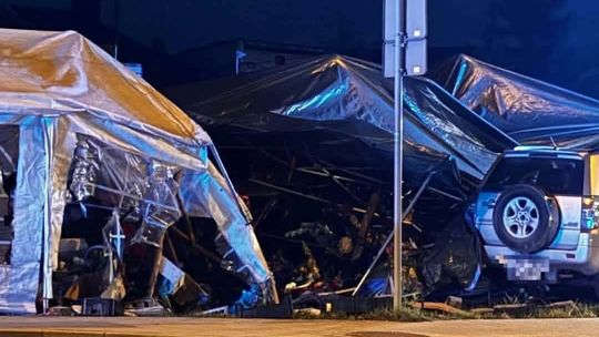Samochód osobowy wjechał w stragany na osiedlu Bereki w Nowym Targu
