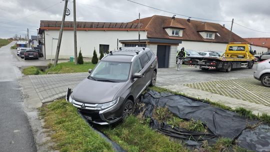 Skała, wypadek drogowy, samochód wylądował w rowie, akcja ratunkowa, pomoc drogowa, wypadek w Skale