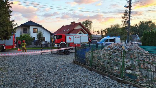 Jadowniki, tragedia podczas prac budowlanych, akcja ratunkowa, komin zawalił się na pracownika budowlanego, nie żyje mężczyzna