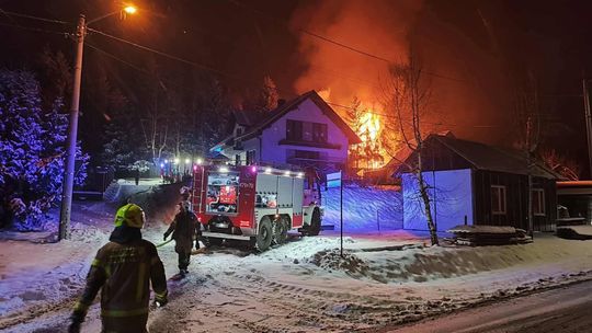 Pcim, pożar w Pcimiu, powiat myślenicki, akcja gaśnicza, pożar drewnianego domu, na sygnale, akcja ratunkowa